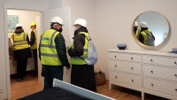 RosaSenioři si prohlížejí vzorový byt v Rezidenci RoSa Liberec 1